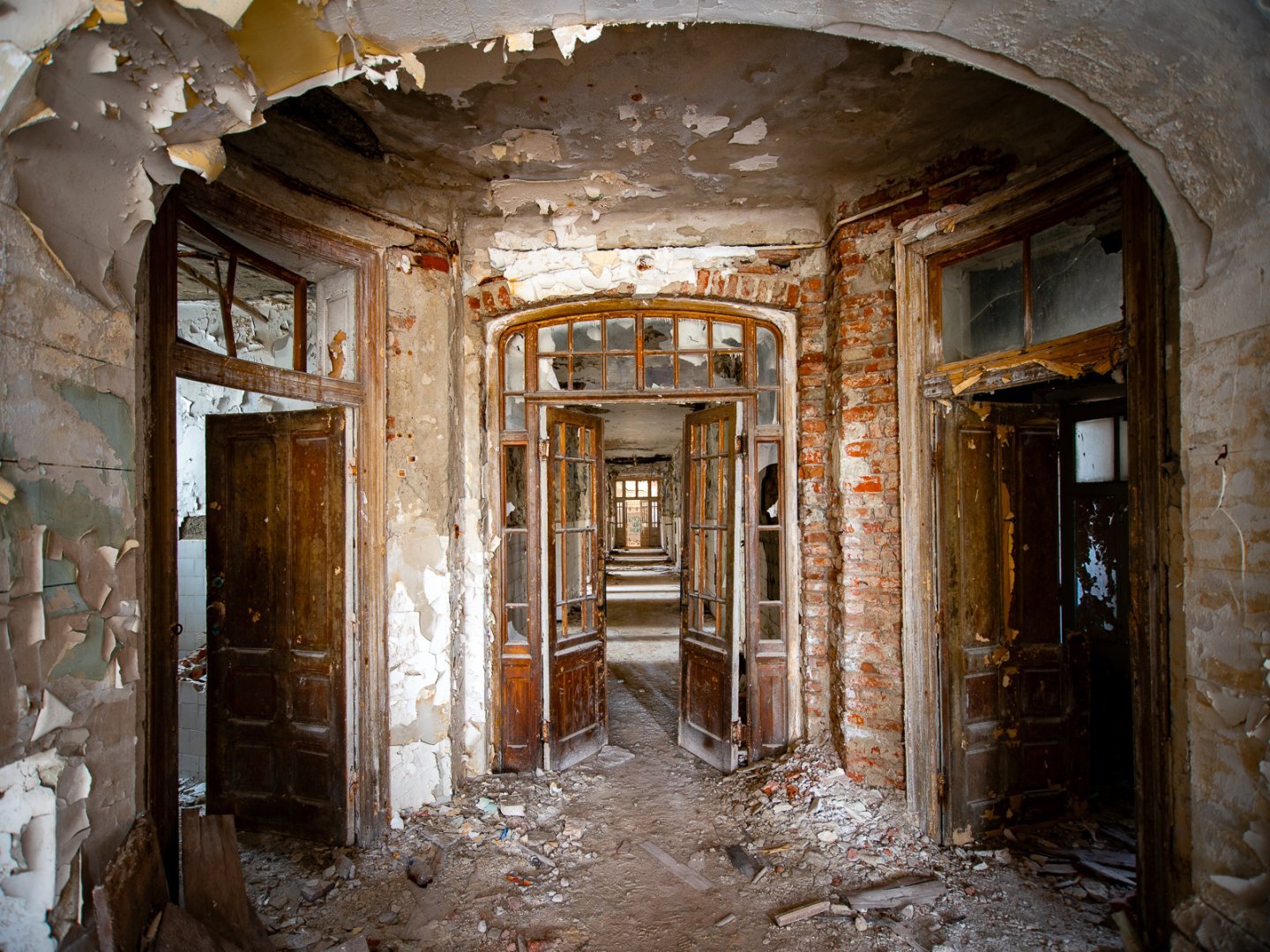 Neglected Spa Romania-20250325-06798-HDR Willie Hall.jpg